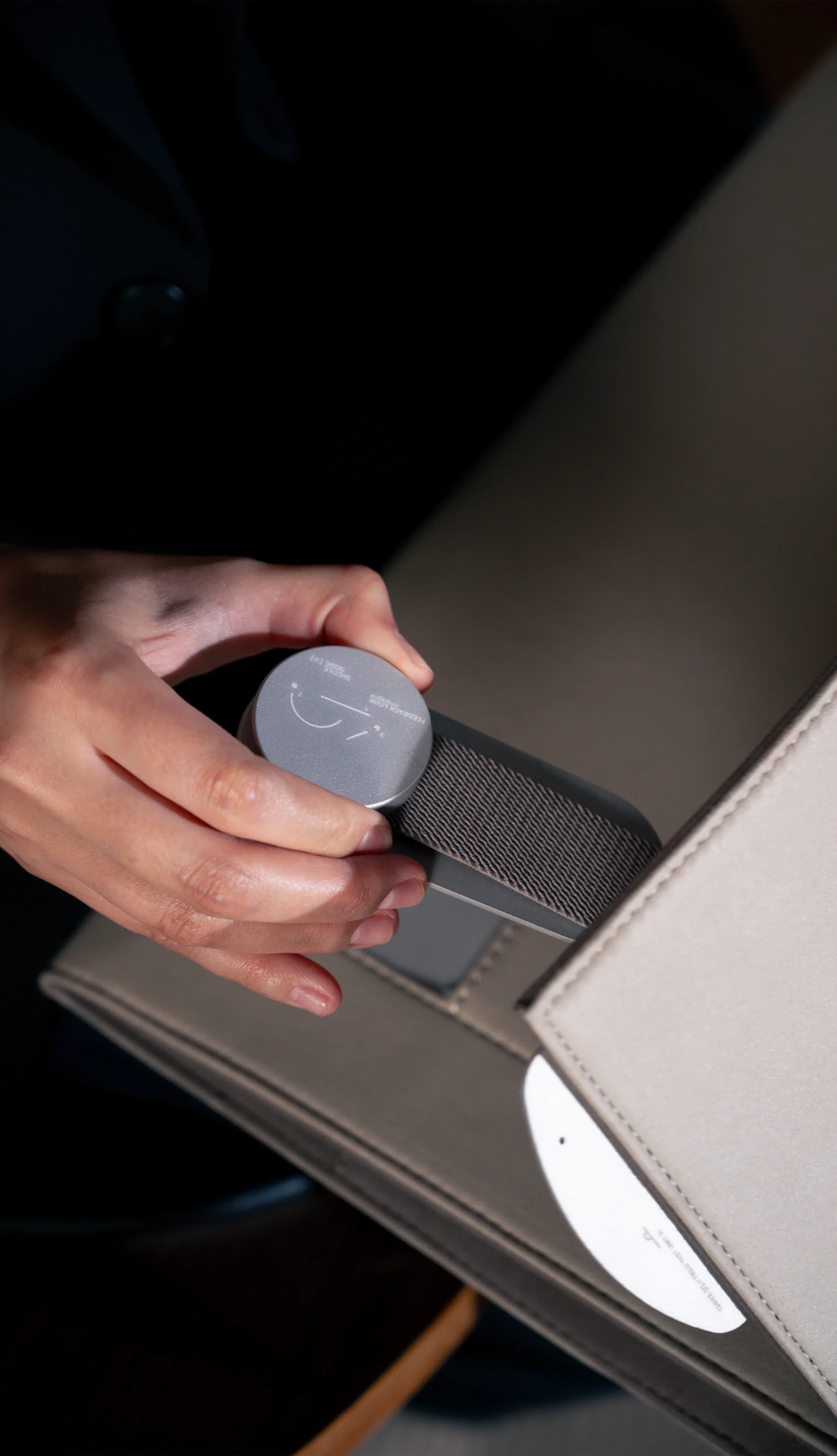 Dossier with retractable metal clasp